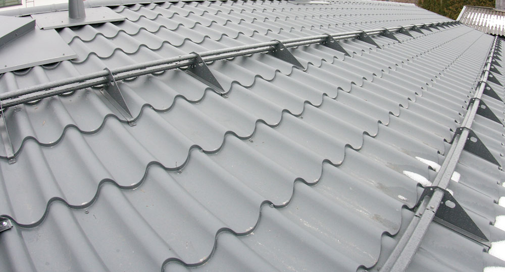 Lumiesteet peltikatolle asennettuna