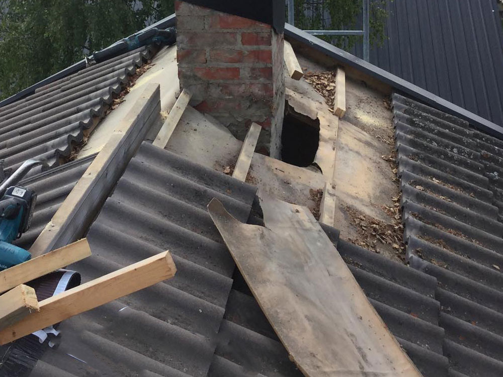 Katon korjaus savupiipun kohdalta ja piipun juuresta