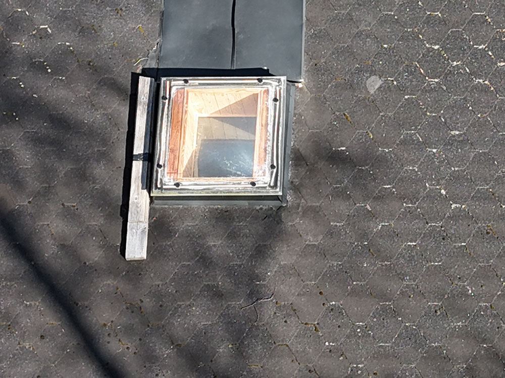 Bitumikatolla oleva Keraplast kattovalokupu vuotaa