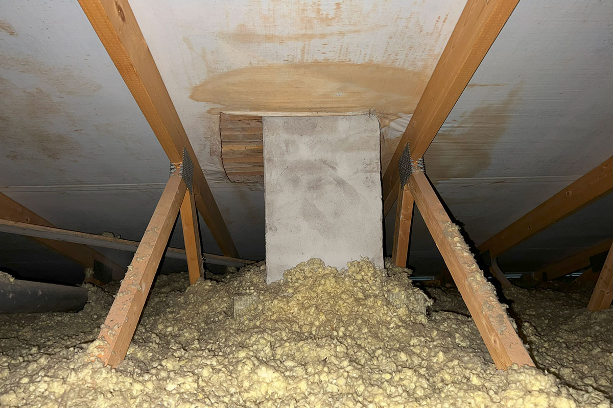 Katto vuotaa yläpohjan kautta sisälle