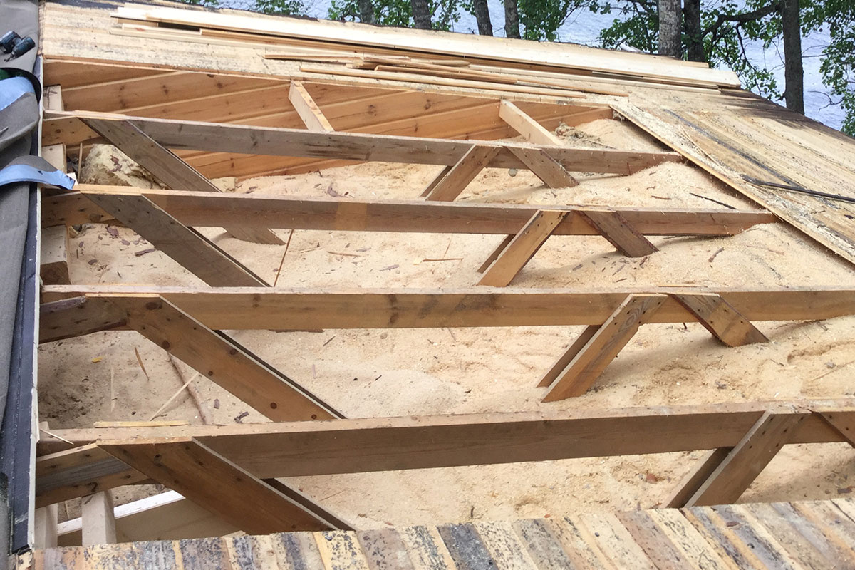 Kattovuodon syynä usein aluskate tai ilmanvaihto-ongelmat