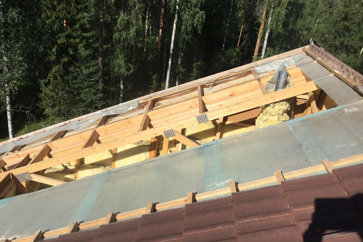 Puu kaatui katon päälle