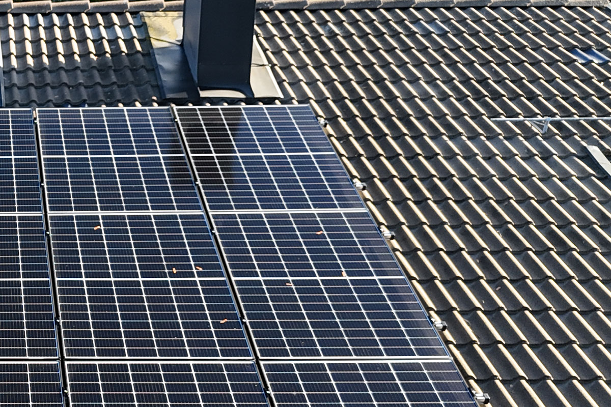 Tiiliä rikkoontunut aurinkopaneelien alapuolelta